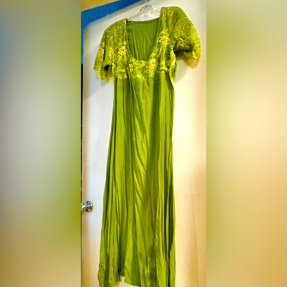 Elegant Green Maxi Dress with Lace Sleeves – Timeless and Chic